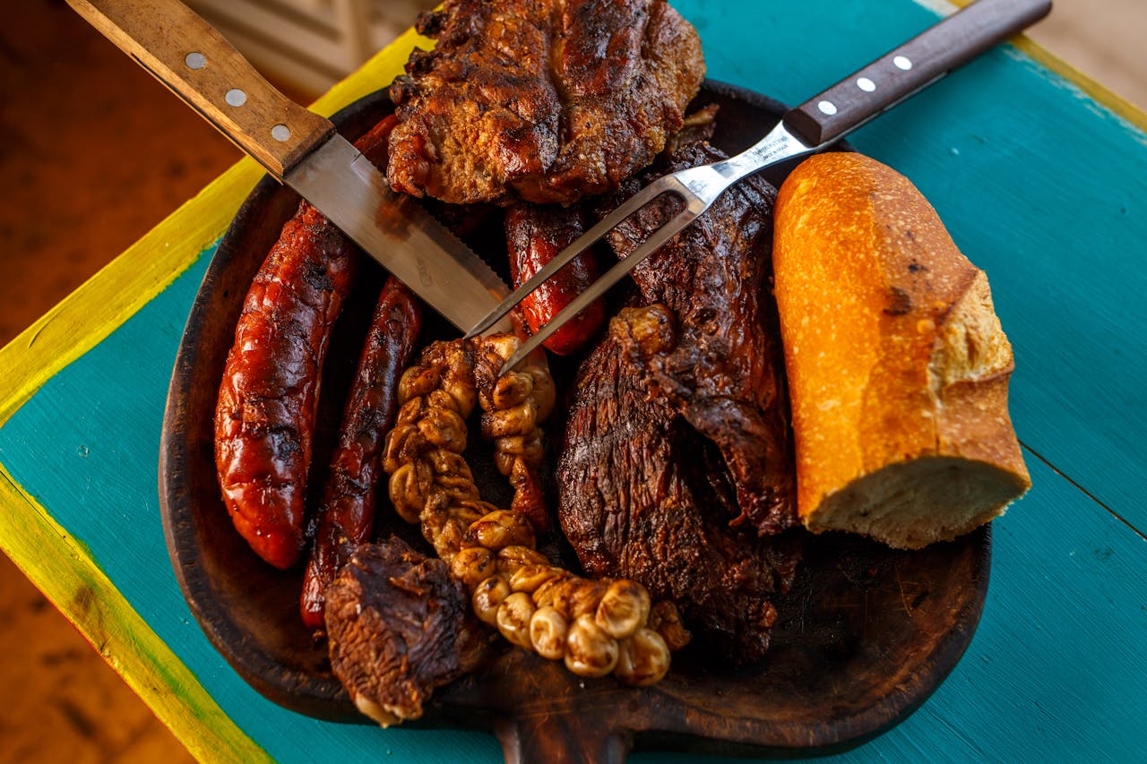 Mouth-watering grilled meat platter with sausages and bread, perfect for barbecue lovers.
